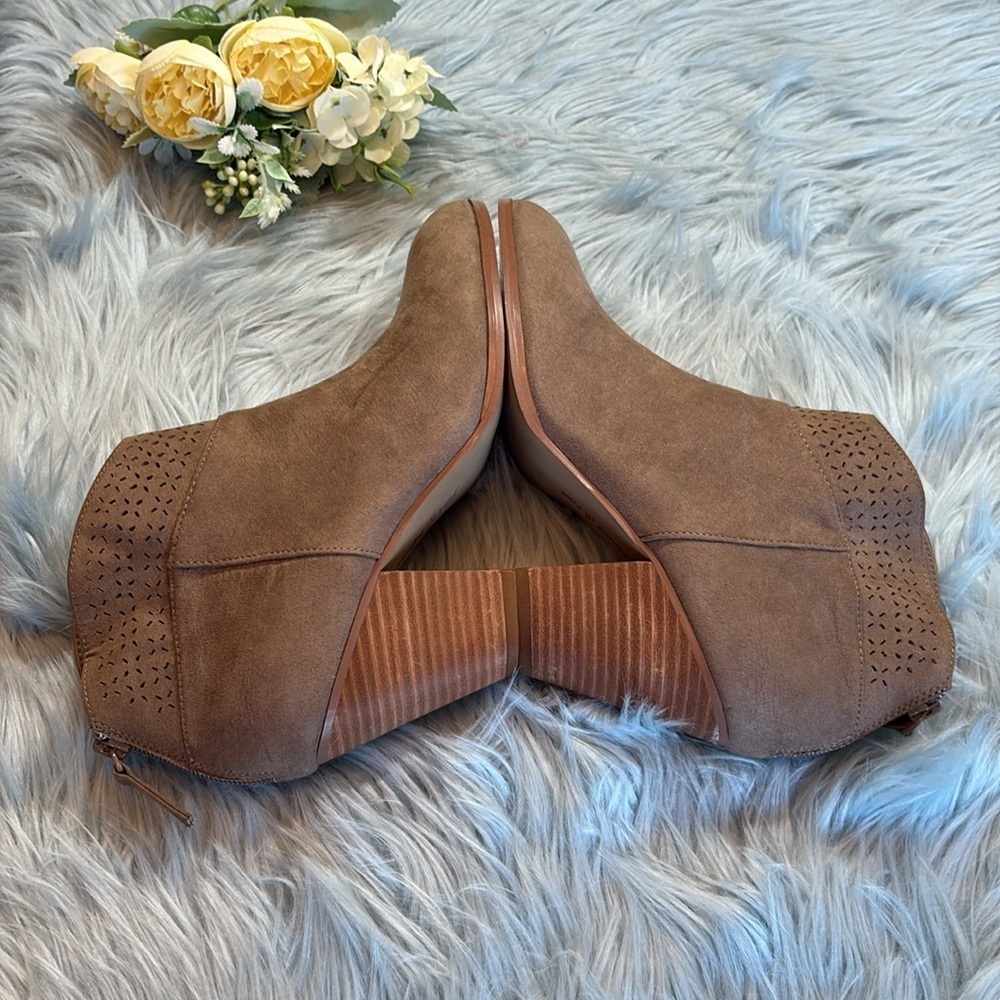 NWT Violet & Red Jackson Lazer Cut Topline Bootie Taupe - Picture 5 of 10